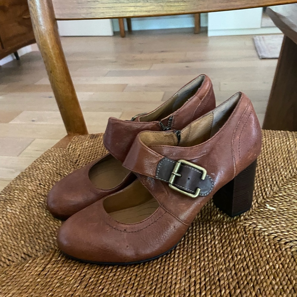 Clarks Size Womens 8 Super Pretty Brown High Heeled Mary Jane with Brass Buckle